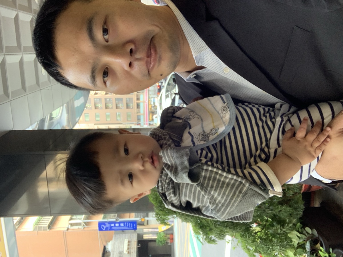 Shawn 抱著兒子(親子生活照)